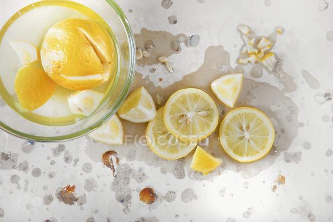 Лимони в розсолі в скляній мисці — стокове фото