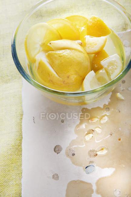 Лимони в розсолі в скляній мисці — стокове фото