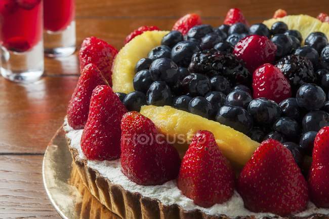 Fruit tart with strawberries and blueberries — Stock Photo