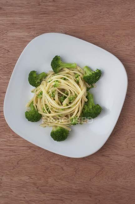 Tagliatelle massa com brócolis — Fotografia de Stock