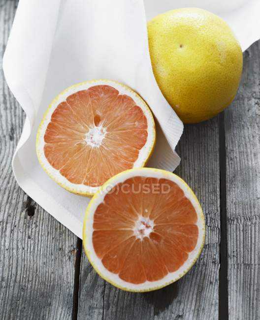 Свежие сочные грейпфруты — стоковое фото