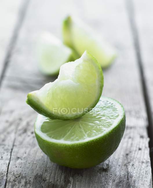 Moitié citron vert avec coin sur le dessus — Photo de stock