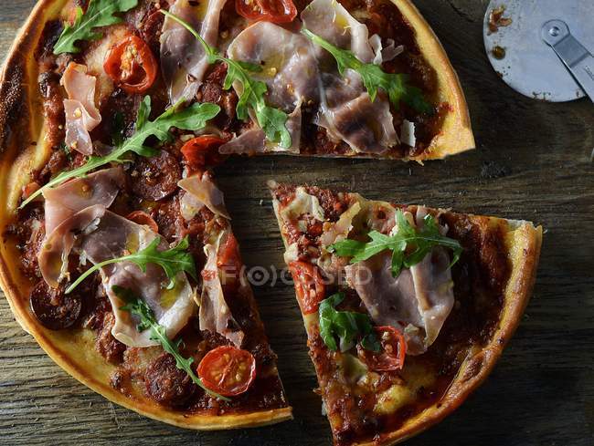 Pizza mit Proscuitto und Rucola — Stockfoto