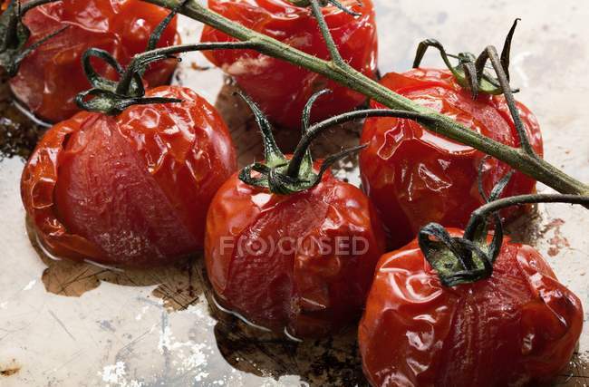 Roasted cherry tomatoes on a baking tray — Stock Photo