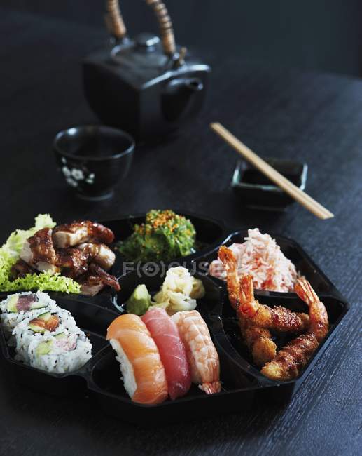 Японская еда на черном блюде — стоковое фото
