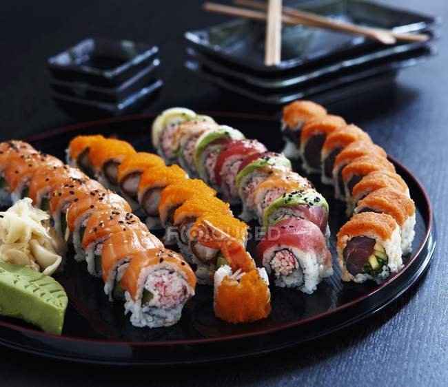 Vários tipos de sushi com wasabi — Fotografia de Stock
