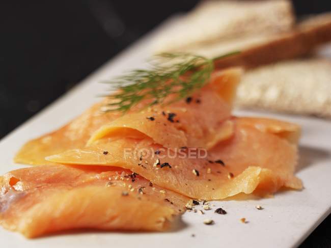 Salmone affumicato con erbe e aneto — Foto stock