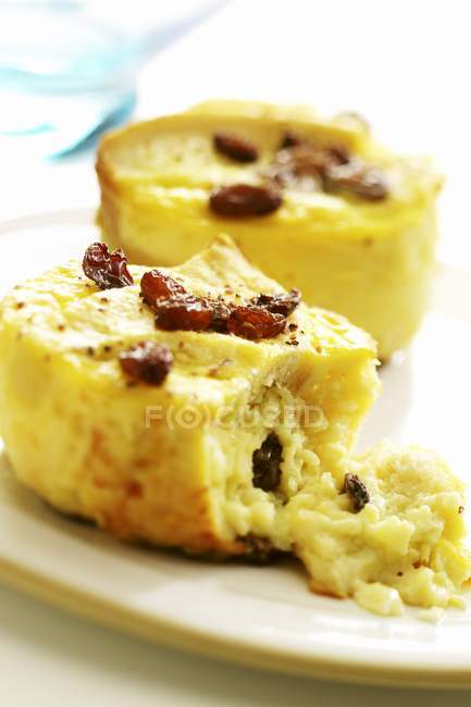 Bread and butter pudding with raisins — Stock Photo