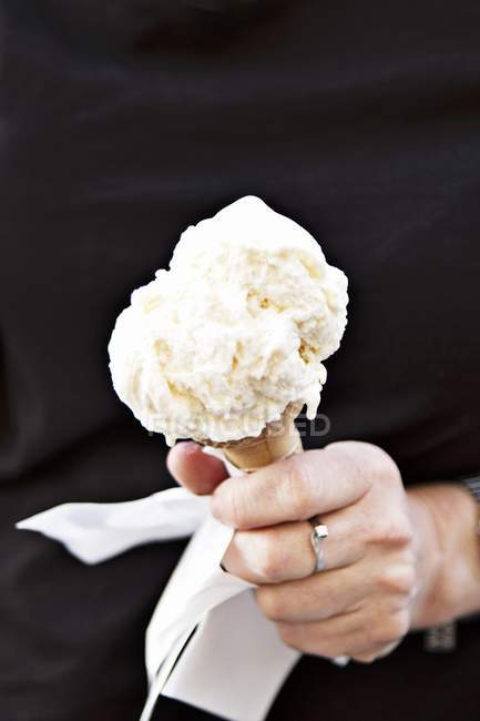Cono de helado de vainilla - foto de stock