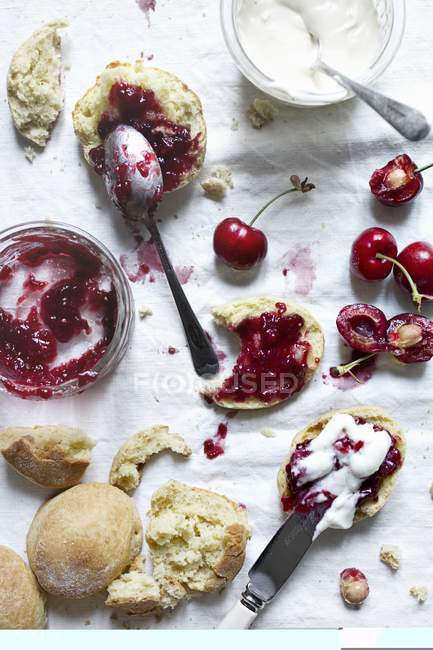 Scones with cherry jam and clotted cream — Stock Photo