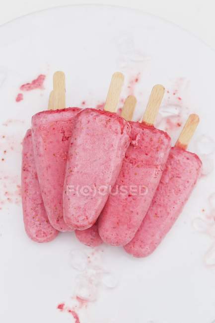 Bâtonnets de crème glacée aux fraises — Photo de stock