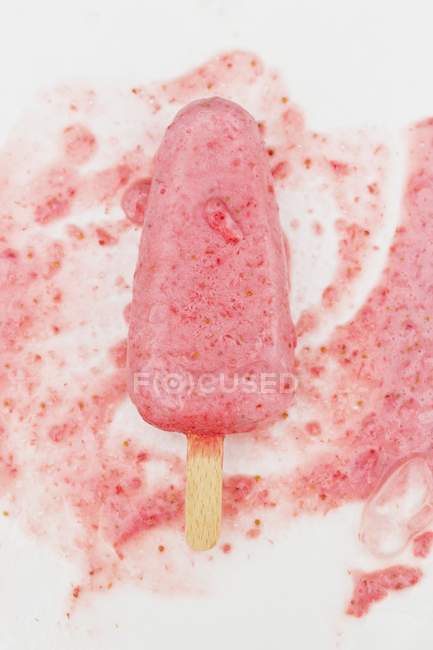 Derretir helado de fresa palo - foto de stock