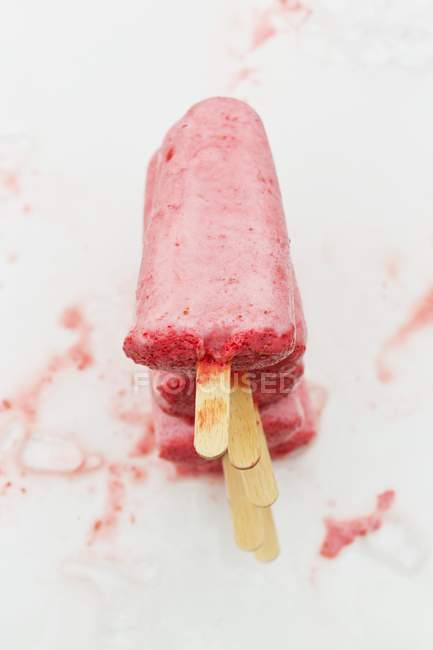 Pilha de palitos de sorvete de morango na mesa — Fotografia de Stock
