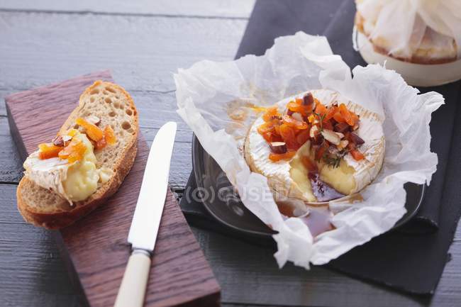 Gebackener Camembert mit getrockneten Früchten — Stockfoto