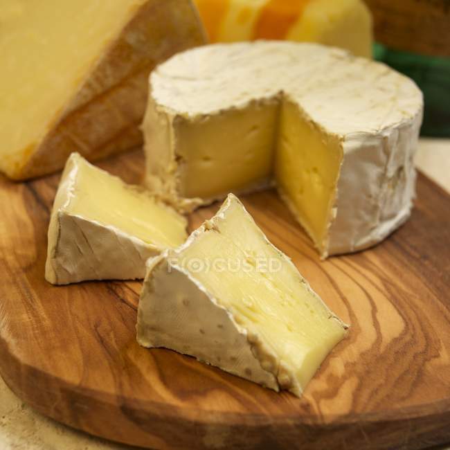 Нарезанный мягкий сыр — стоковое фото