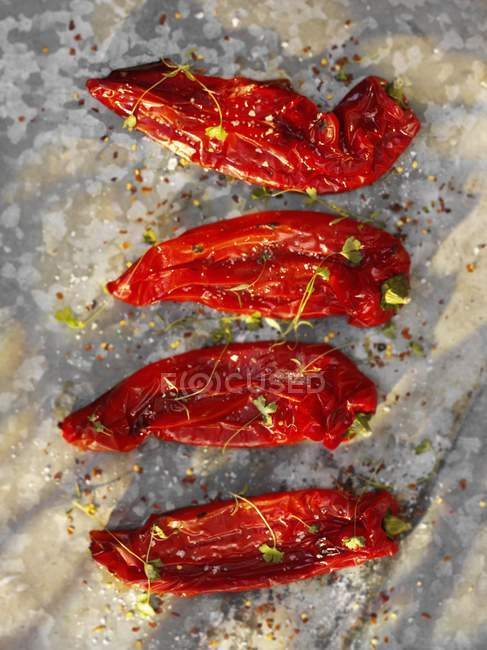 Peperoni arrosto con erbe aromatiche — Foto stock