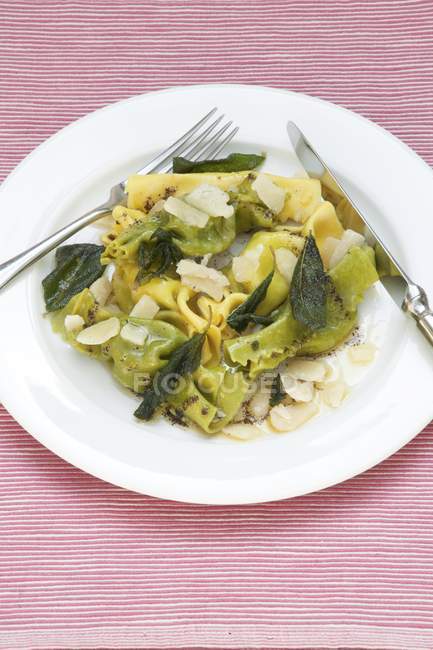 Ricotta-spinach pasta in sage butter — Stock Photo