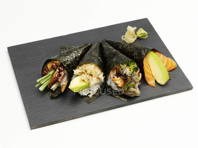 Différents types de sushis temaki — Photo de stock