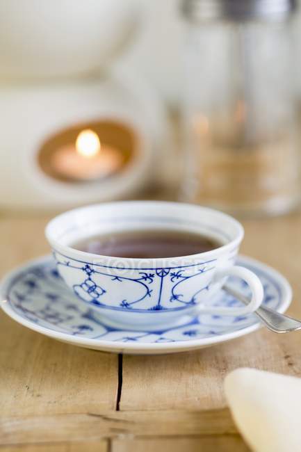 Darjeeling teas in patterned cup — Stock Photo