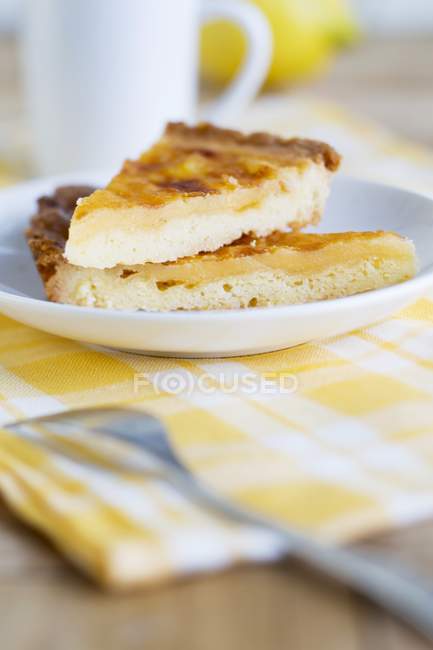 Лимонный пирог на тарелке — стоковое фото