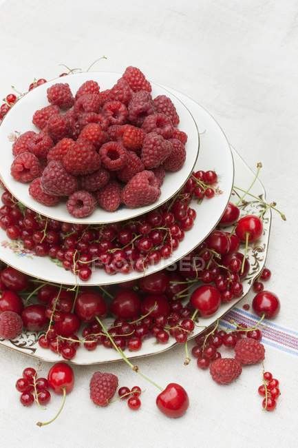Raspberries with cherries and redcurrants — Stock Photo
