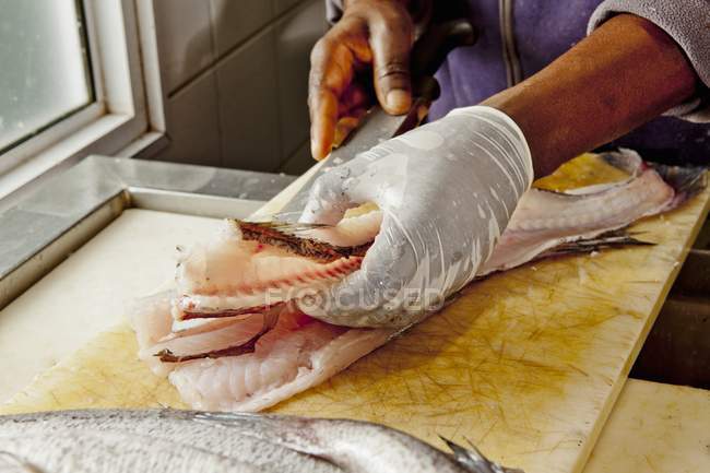 Homem filetagem de pescada fresca — Fotografia de Stock