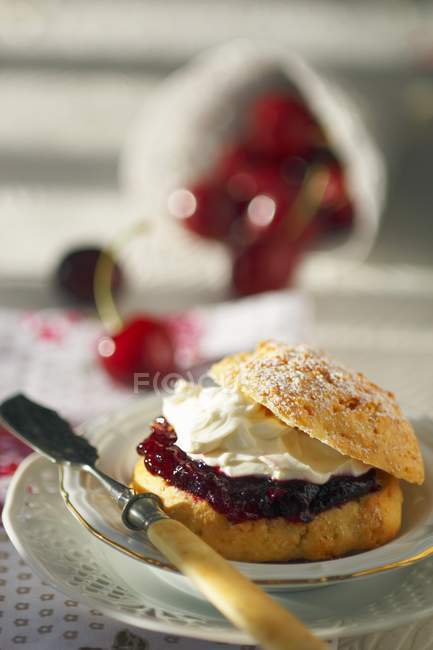 Scone filled with jam — Stock Photo