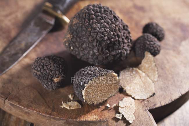 Частично нарезанные черные трюфели — стоковое фото
