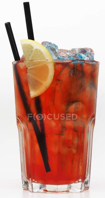 Cocktail con ghiaccio e limone — Foto stock