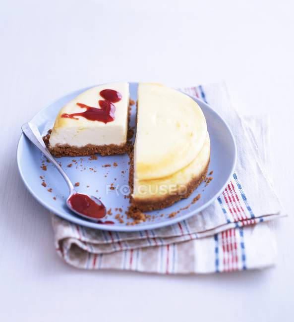 Cheesecake with raspberry sauce — Stock Photo