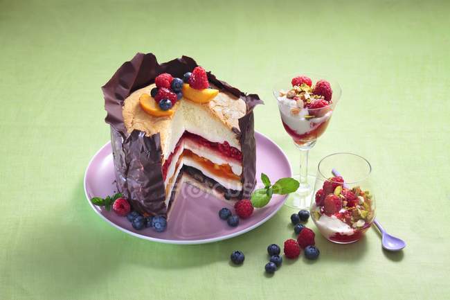 Gâteau aux fruits avec revêtement au chocolat croustillant — Photo de stock