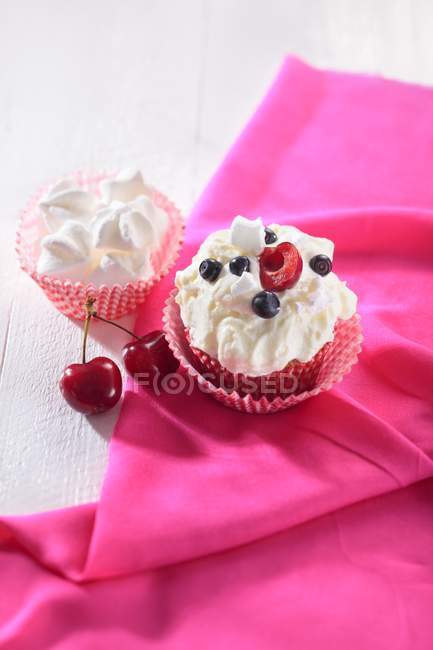 Cupcake rematado con merengue - foto de stock