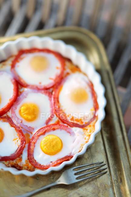 Fried eggs in tomato slices — Stock Photo