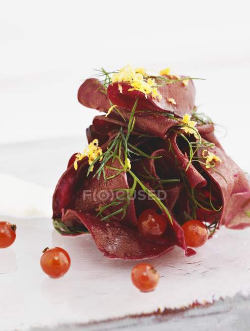 Salada de beterraba com rábano e tomate cereja — Fotografia de Stock