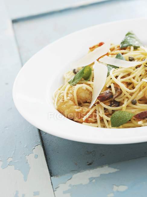 Pasta de espagueti con gambas - foto de stock