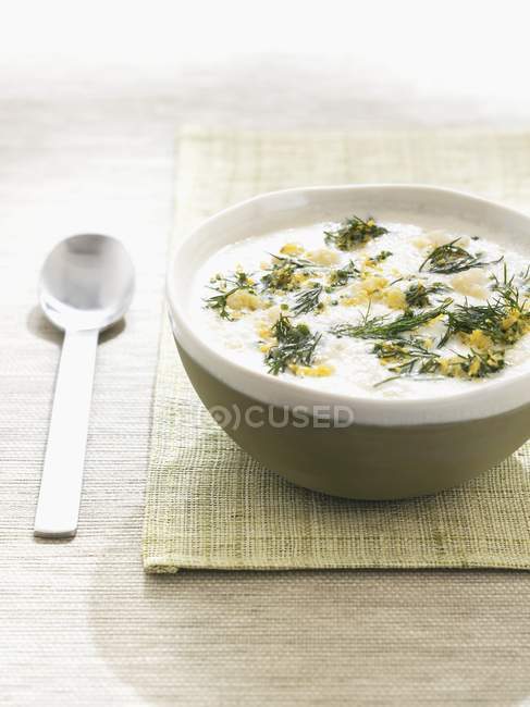 Garnelen in cremiger Joghurtsoße — Stockfoto