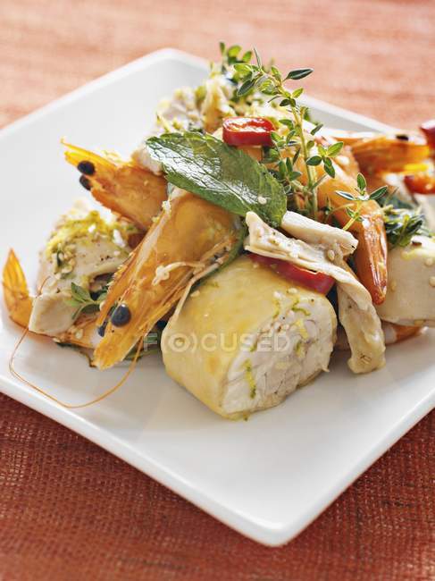 Vue rapprochée des crevettes et du poulet dans une marinade épicée de graines de sésame et de lime — Photo de stock