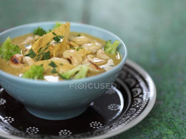 Closeup view of Thai soup with chicken in blue bowl — Stock Photo