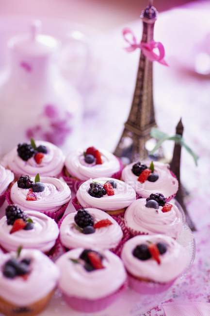 Stapel von Beeren-Cupcakes auf dem Regal — Stockfoto