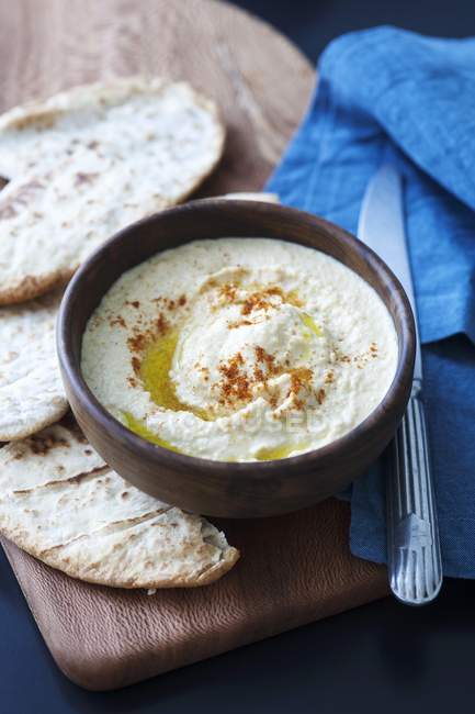 Hummus with pita bread — Stock Photo