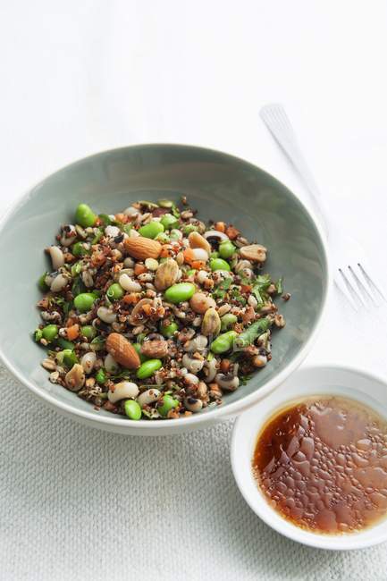 Getreidesalat mit Nüssen, Gemüse und einem Soja-Ingwer-Dressing — Stockfoto