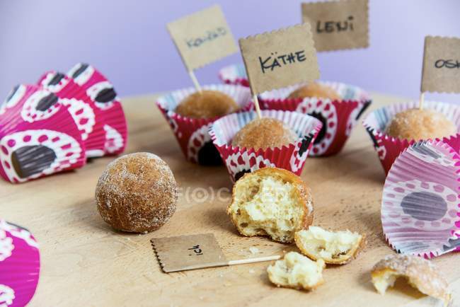 Donut-Kugeln in bunten Papierschachteln — Stockfoto