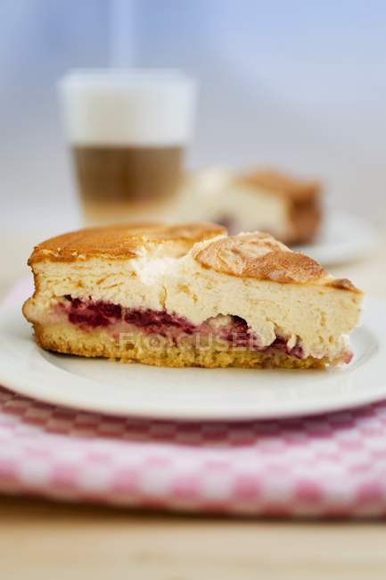 Cheesecake al lampone sul piatto — Foto stock