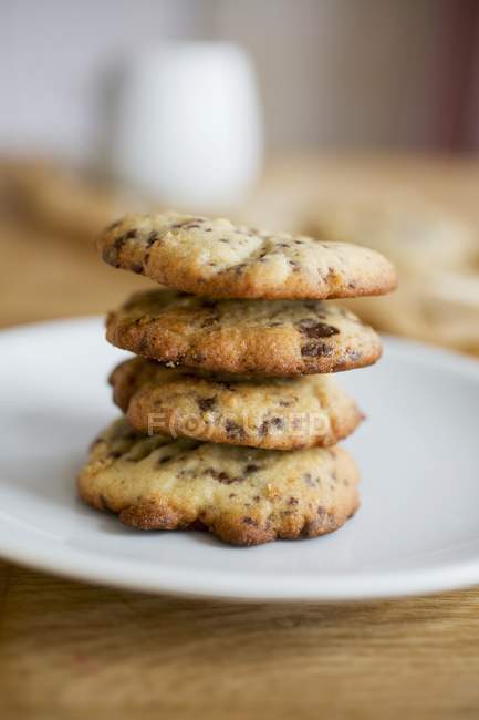 Печиво з фундуком на тарілці — стокове фото