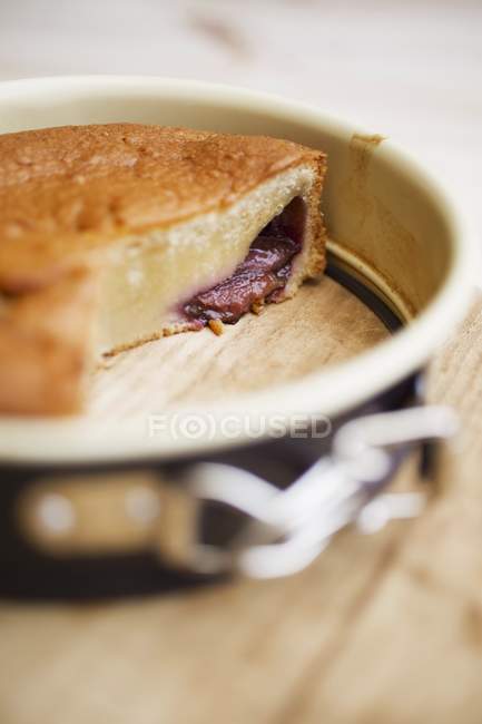 Plum tart in baking dish — Stock Photo