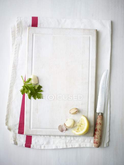 Fresh Garlic cloves and parsley — Stock Photo