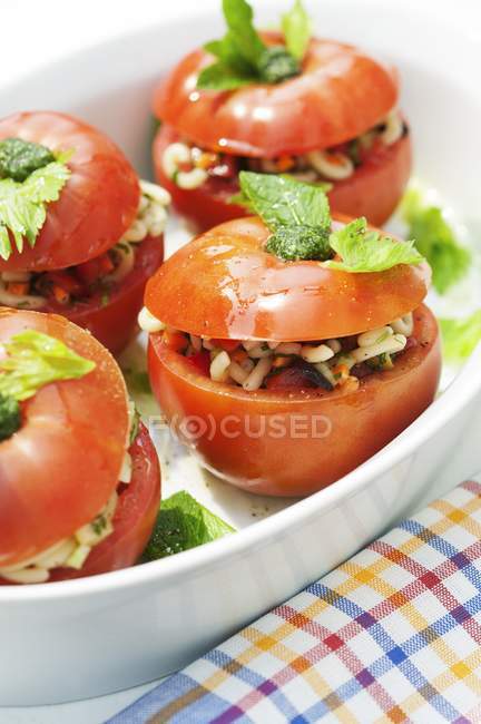 Tomates remplies de salade de pâtes — Photo de stock