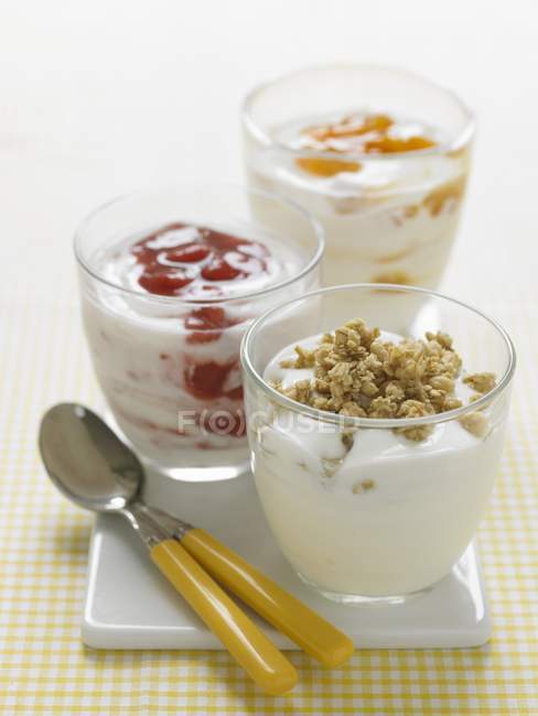 Tre bicchieri di yogurt — Foto stock