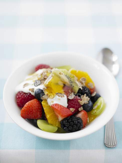Ensalada de frutas con yogur - foto de stock