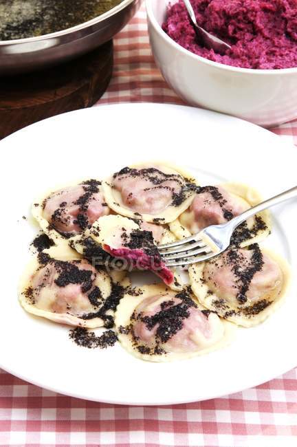 Beetroot ravioli pasta — Stock Photo